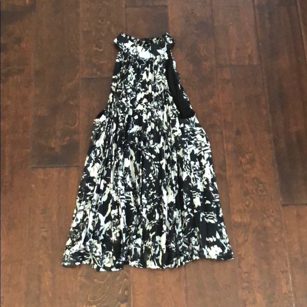 High neck, sleeveless blouse